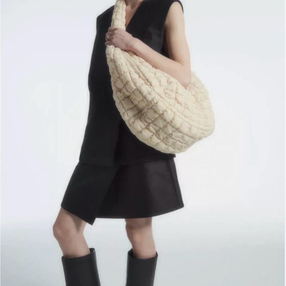 COS Quilted Oversized Shoulder Bag Beige Ivory Puffy Pillow Crossbody EUC - Picture 3 of 8